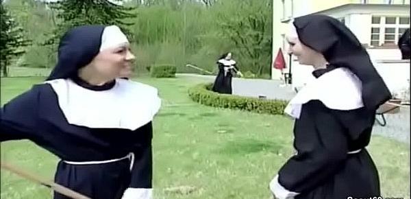  Notgeile Nonne wird vom Handwerker heimlich entjungfert
